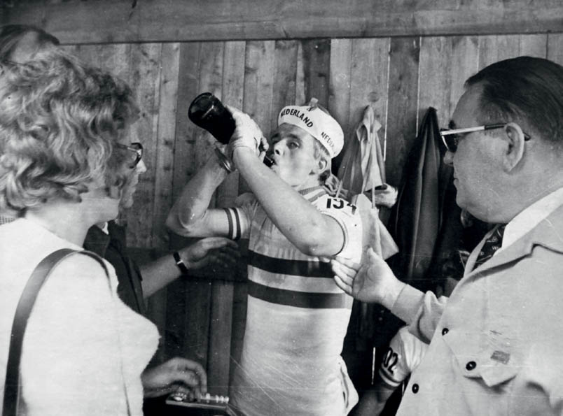 Hennie Kuiper lost immediately after the Olympic road race his thirst with a large bottle of cola. On the left his wife Ine, on the right Joop Middelink