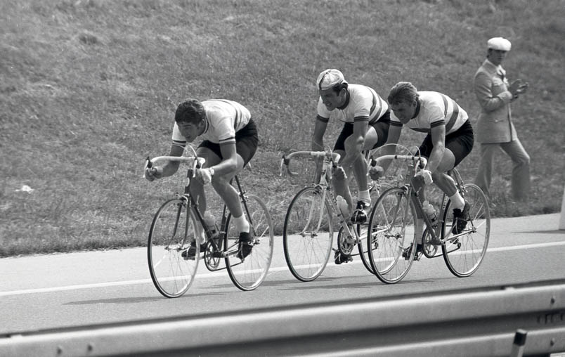 Het restant van de Nederlandse ploeg – na het afhaken van Aad van den Hoek – in slagorde op weg naar Olympisch brons. Cees Priem geeft gas, Fedor den Hertog en Hennie Kuiper bijten op de tanden. Rechtsachter een Olympische vrijwilliger in de typische München-outfit