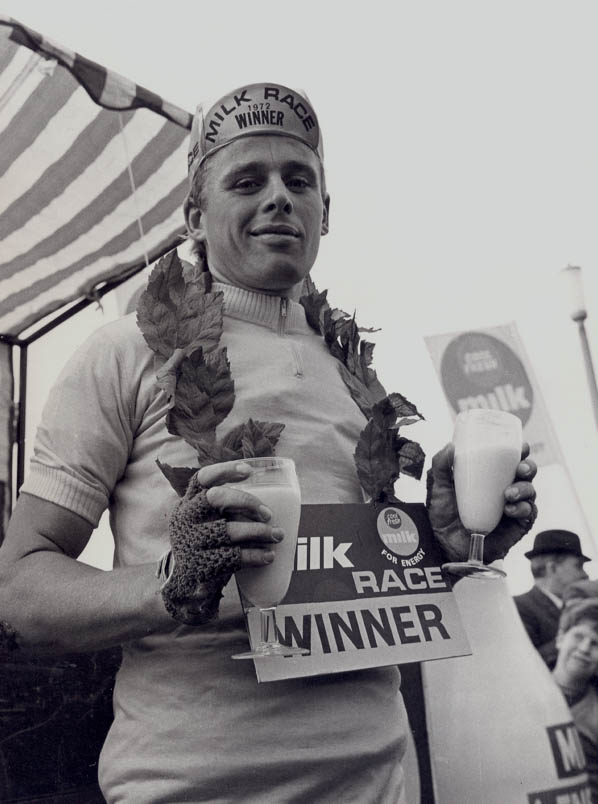 Na een tumultueuze finale in Blackpool mag Hennie Kuiper als winnaar van het eind- en het combinatieklassement in de Tour of Britain (Milk Race) promotie maken voor melk, volgens de erekrans om zijn nek: ‘Cool, fresh’ en ‘For energy‘
