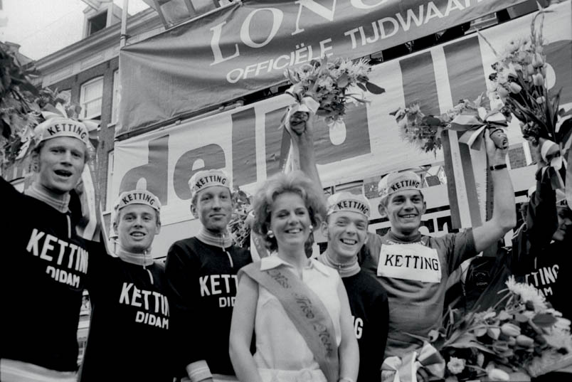De Ketting-ploeg op het podium van Olympia's Tour. Van Links naar rechts: Klaas Balk, Hennie Kuiper, Aad van den Hoek, Piet van Katwijk, Jan Aling en – nog net zichtbaar – Jan Lenferink
