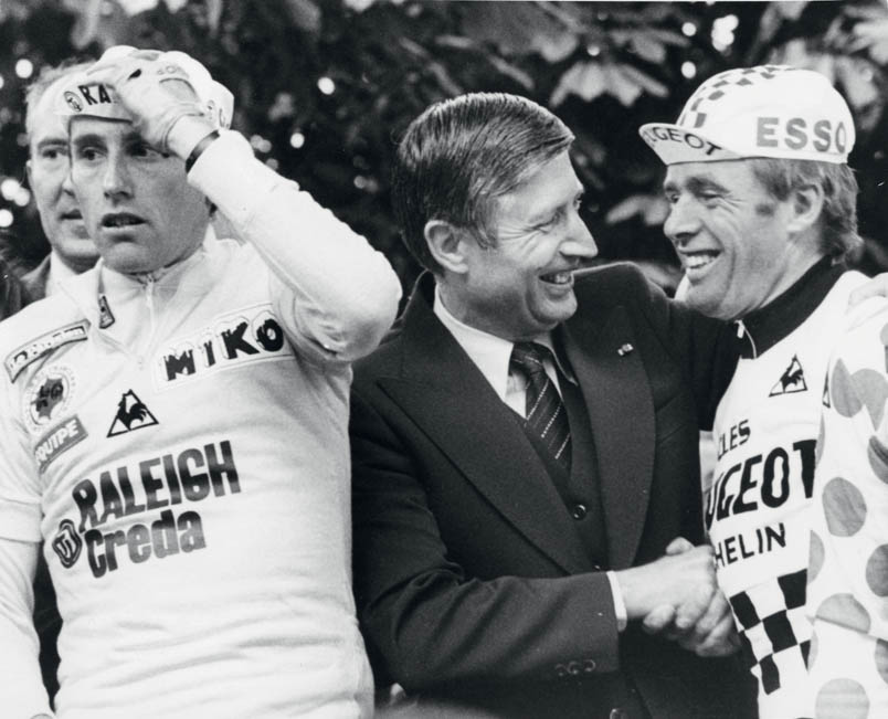 Op het Parijse podium van de Tour de France van 1980 ontvangt Hennie Kuiper van premier Dries van Agt de hartelijke felicitaties met zijn tweede plek in de eindrangschikking achter Joop Zoetemelk