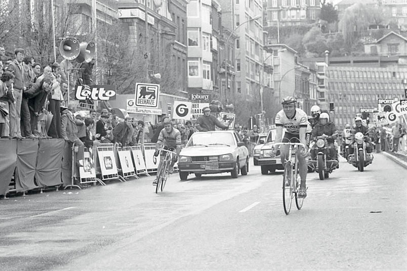 Bijna tien minuten nadat Bernard Hinault als winnaar van Luik-Bastenaken-Luik 1980 over de streep is gekomen, wint Hennie Kuiper de sprint om de tweede plaats van Ronny Claes