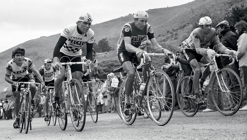 Tour-etappe 13 in 1980. Van Pau naar Bagnières-de-Luchon. Van Links naar rechts: Vicente Belda, Christian Seznec, Hennie Kuiper, Jean-René Bernaudeau, Joop Zoetemelk en Johan De Muynck
