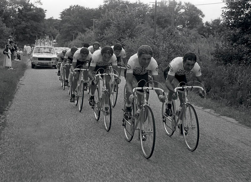 Hennie Kuiper kan het geel bijna ruiken tijdens de ploegentijdrit over 86 kilometer tussen Captieux en Bordeaux. De Peugeots eindigen als derde achter de specialisten van TI-Raleigh met van links naar rechts: Roger Legeay, Gilbert Duclos-Lassalle, Jacques Bossis, Hennie Kuiper en Jacques Esclassan. Bernard Hinault blijft in het geel, Hennie Kuiper staat op 31 seconden