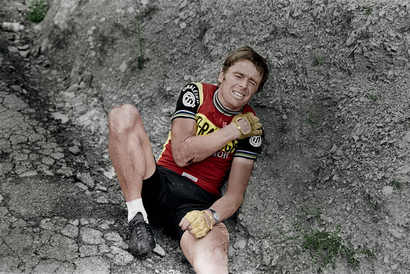 In the descent of the Granier, tragedy strikes mercilessly for Hennie Kuiper. Kuiper falls, lands in a ditch next to the road, and immediately feels that his collarbone is broken.