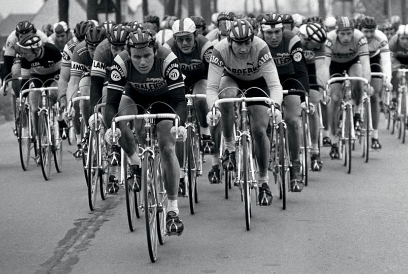 De Raleighs nemen het heft in handen in Omloop Het Volk van 1978. Hennie Kuiper zet zich aan kop van het pak. Helemaal links van de weg rijdt Michel Pollentier. Rechts achter Hennie Kuiper zit Gerrie Knetemann, die op zijn beurt wordt geflankeerd door Gerben Karstens. Voor die twee pedaleert Ludo Delcroix