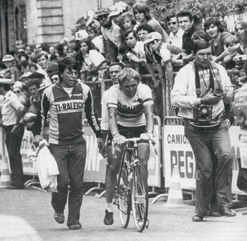 Hennie Kuiper is totaal ontgoocheld wanneer hij samen met Peter Bonthuis (links) naar de finish in Saint-Gaudens hobbelt