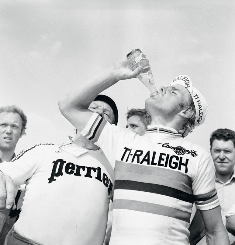 The victory in Bornem is celebrated greedily with a bottle of Perrier. Left: Joop Holthausen