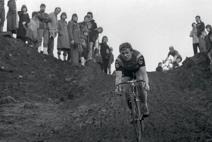 Hennie Kuiper is een zeer begenadigd veldrijder, die zowel in 1974 als in 1975 de nationale titel bij de profs pakt. In 1976 haakt hij af omdat hij vindt dat de wereldtitel op de weg andere verplichtingen schept. Puur voor de training (hij eindigt als dertiende) rijdt Kuiper in januari van dat jaar nog wel in Oss. Door het veldrijden ontwikkelt Kuiper een stuurmanskunst die hem met name in Parijs-Roubaix perfect van pas komt